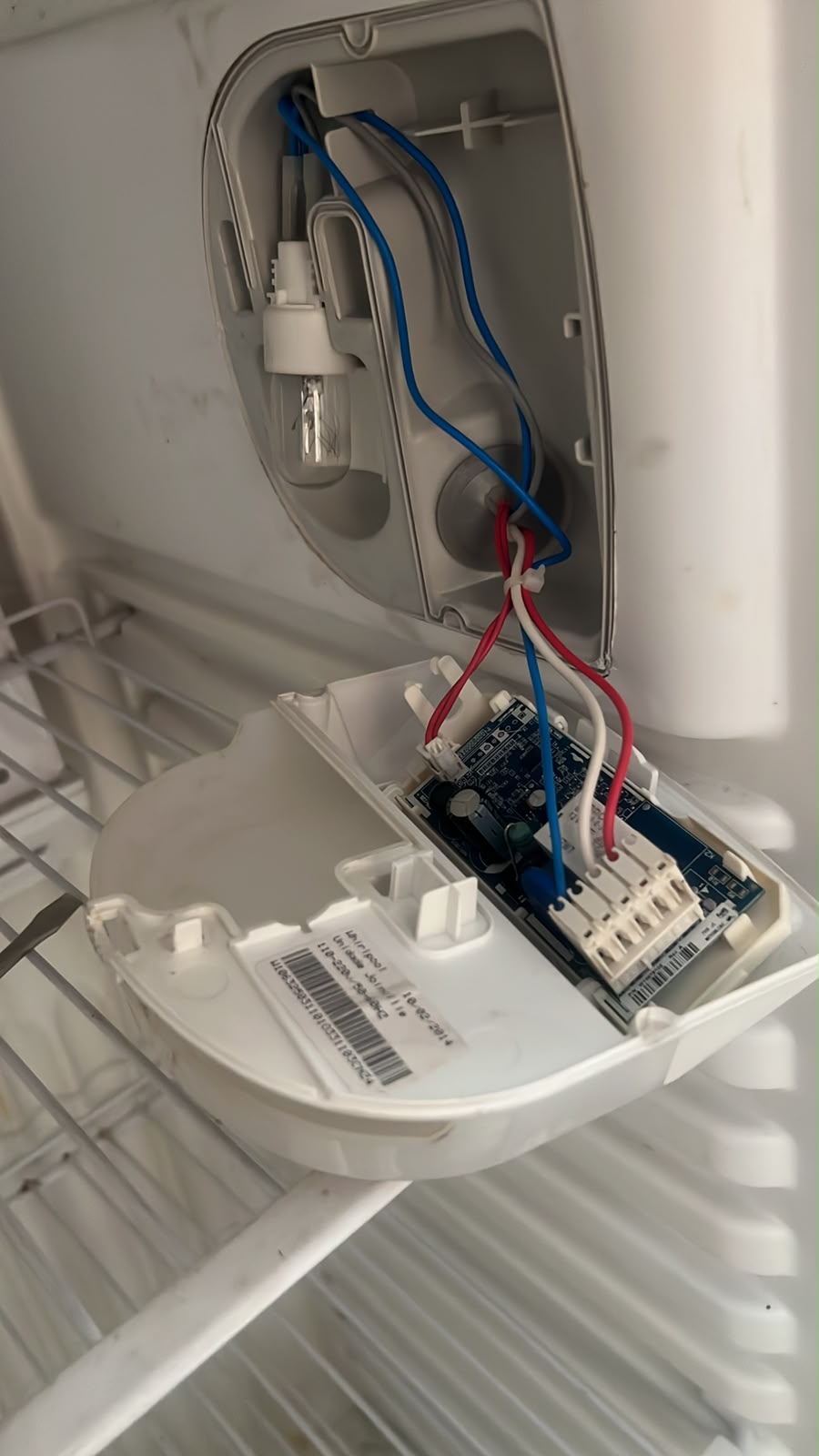 Placa eletrônica de geladeira aberta para diagnóstico